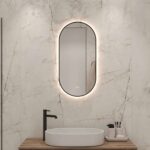 Trendy verticale spiegel met zwart frame, verlichting en spiegelverwarming