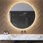 Deze 120 cm ronde badkamer spiegel is van alle gemakken voorzien, zoals: ambient verlichting, spiegelverwarming, dimfunctie en instelbare lichtkleur