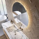 De ambient verlichting schijnt vanachter de spiegel fraai en sfeervol over de wand