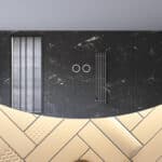 Uitgevoerd met een dubbele touch schakelaar in het spiegelglas; linker touch knop voor het gelijktijdig in- en uitschakelen van de verlichting en de verwarming, inclusief geïntegreerde dimfunctie voor de verlichting, rechter touch knop om traploos de gewenste kleur van de verlichting in te stellen