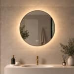 Stijlvolle badkamer spiegel met messing frame en geïntegreerde verlichting en spiegelverwarming