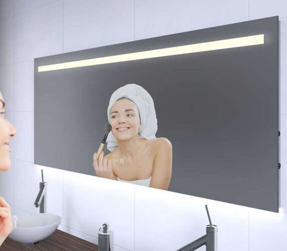 Deze badkamer spiegel is 160 cm breed, 70 cm hoog en slechts 3 cm diep