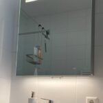 Spiegelkast met geïntegreerde led verlichting witte badkamer