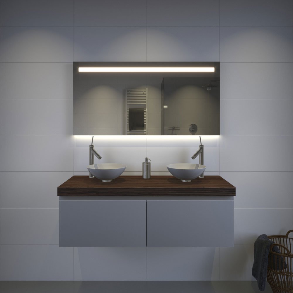 Deze stijlvolle badkamer spiegel is 120 cm breed en 70 cm hoog