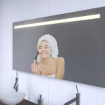 Stijlvolle badkamer spiegel met een strak lichtdesign