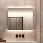 De geïntegreerde spiegelverwarming ontwasemt de spiegel na bv het douchen
