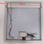 Deze spiegel is voorzien van een aluminium frame