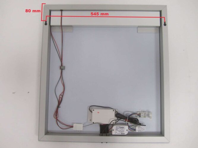 Deze spiegel is voorzien van een aluminium frame