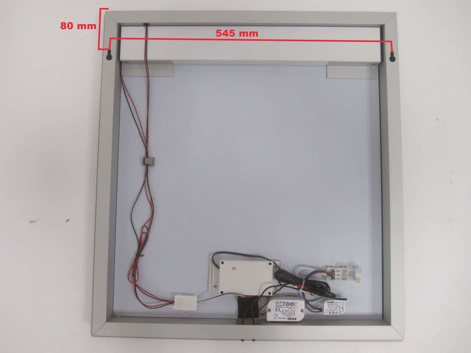 Deze spiegel is voorzien van een aluminium frame