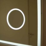 Het vergrootgedeelte is rondom voorzien van verlichting, ideaal bij het scheren of make-uppen!
