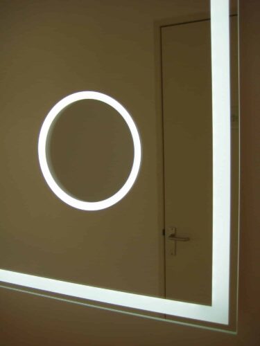 Het vergrootgedeelte is rondom voorzien van verlichting, ideaal bij het scheren of make-uppen!
