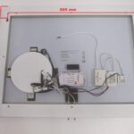 Zowel de verlichting als de vergrotingsspiegel is netjes weg gewerkt achter een witte behuizing