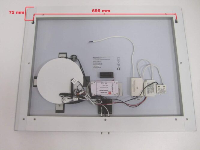 Zowel de verlichting als de vergrotingsspiegel is netjes weg gewerkt achter een witte behuizing