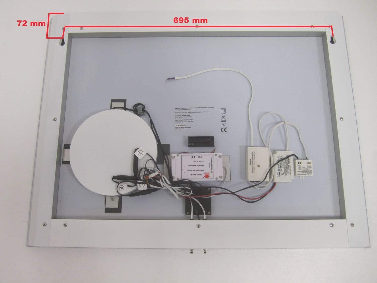 Zowel de verlichting als de vergrotingsspiegel is netjes weg gewerkt achter een witte behuizing