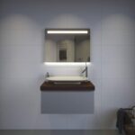 Deze stijlvolle badkamer spiegel is 80 cm breed en 70 cm hoog