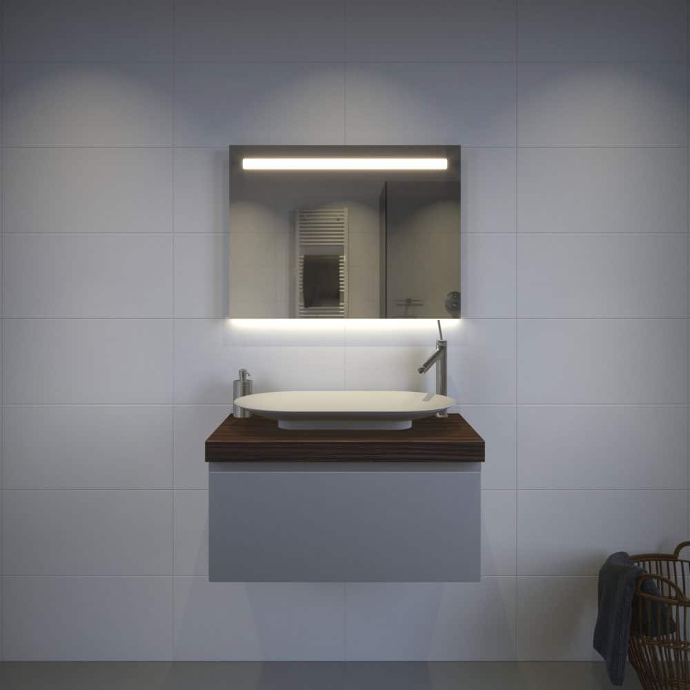 Deze stijlvolle badkamer spiegel is 80 cm breed en 70 cm hoog