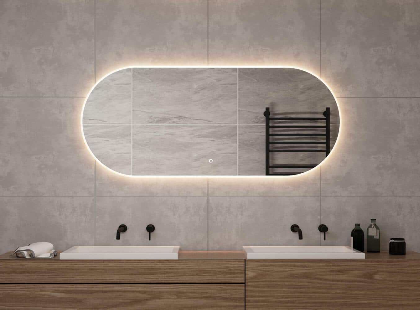 Grote ovalen spiegel met led verlichting op grijze tegel