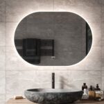 Uitgevoerd met een dubbele touch schakelaar in het spiegelglas; linker touch knop voor het gelijktijdig in- en uitschakelen van de verlichting en de verwarming