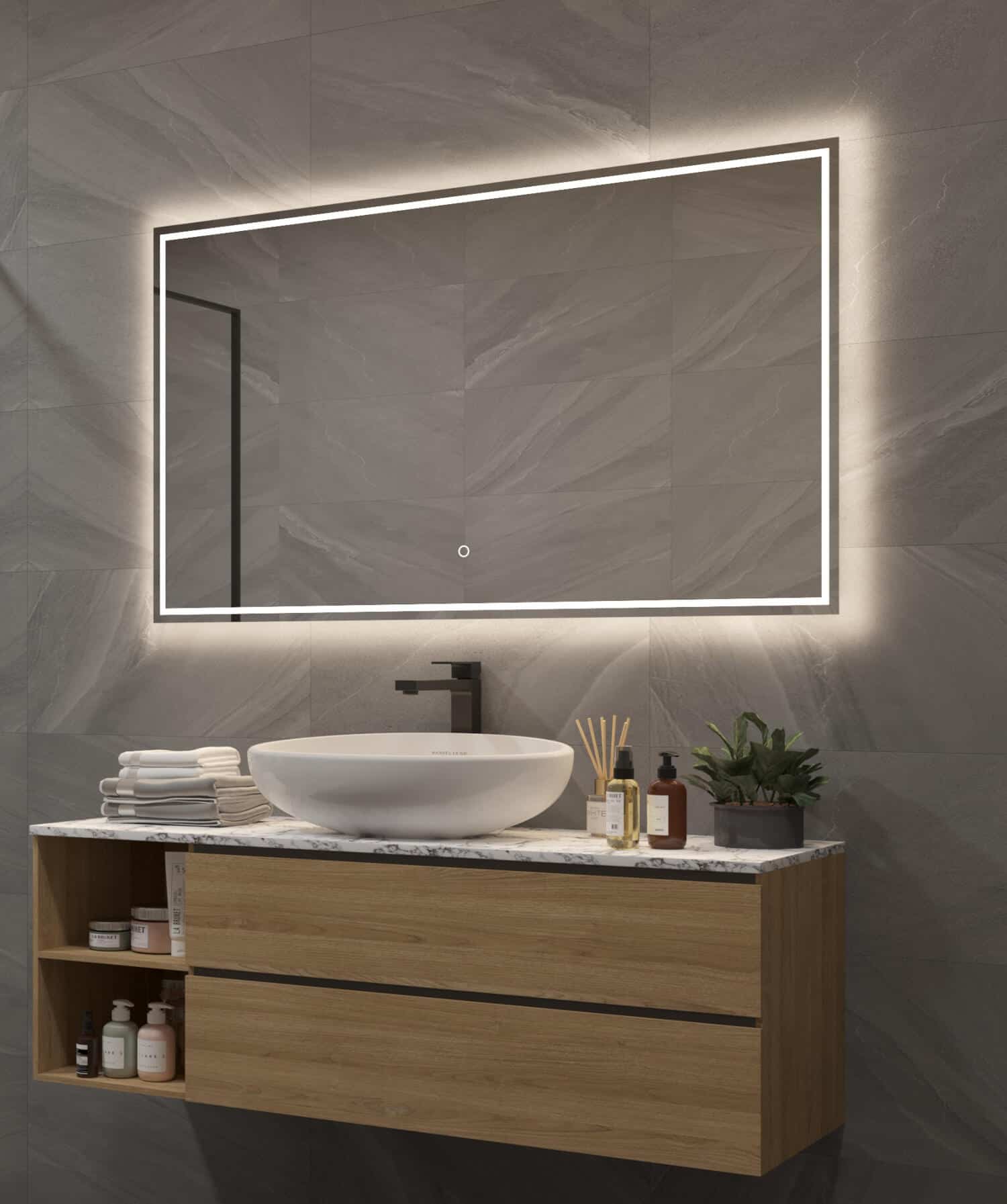De indirecte verlichting schijnt fraai vanachter de spiegel over de wand en het badkamermeubel, terwijl de directe verlichting het gezicht praktisch verlicht