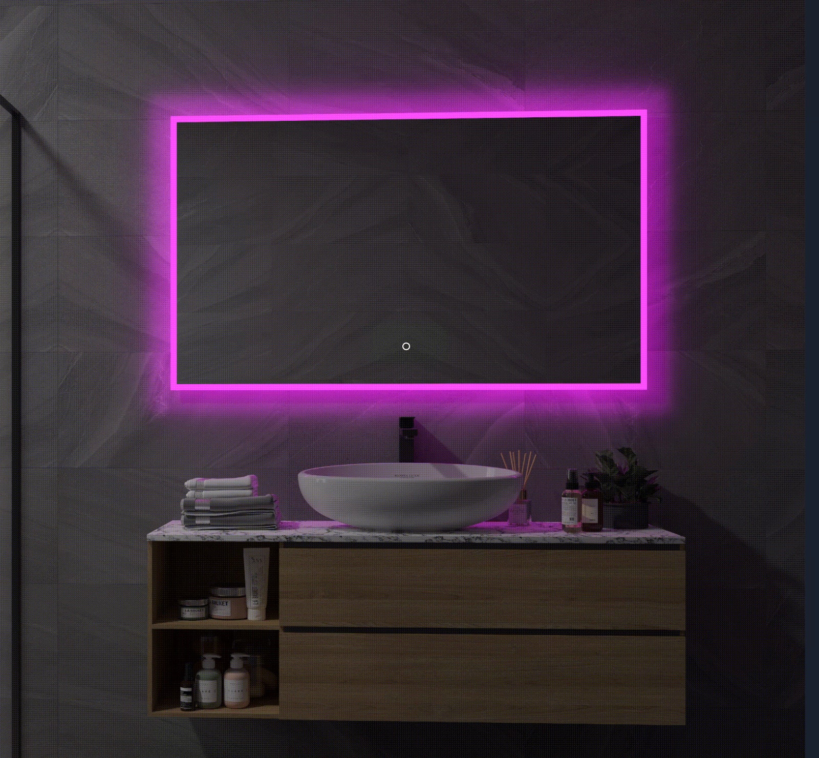 Deze slimme badkamerspiegel is rondom voorzien van RGB verlichting
