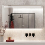 Fraaie design badkamer spiegel met vele opties, zoals verlichting, verwarming, digitale klok en sensor met dimfunctie