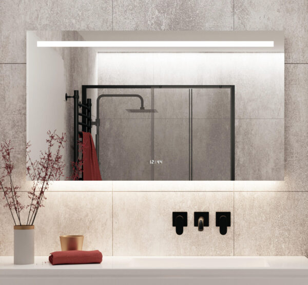 Fraaie design badkamer spiegel met vele opties, zoals verlichting, verwarming, digitale klok en sensor met dimfunctie