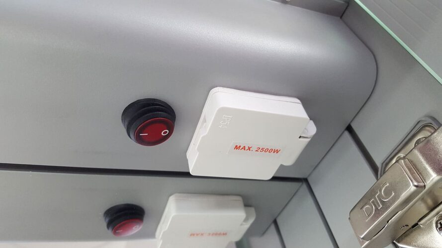 Zowel links als rechts bovenin de spiegelkast bevinden zich een geaard stopcontact tbv een föhn, scheerapparaat of electrische tandenborstel.