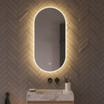 Deze smalle ovale spiegel voor in de badkamer is van alle gemakken voorzien, zoals: geïntegreerde verlichting en verwarming, dimfunctie, instelbare lichtkleur en dubbele touch bediening