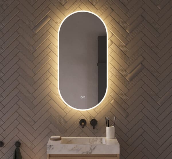 Deze smalle ovale spiegel voor in de badkamer is van alle gemakken voorzien, zoals: geïntegreerde verlichting en verwarming, dimfunctie, instelbare lichtkleur en dubbele touch bediening
