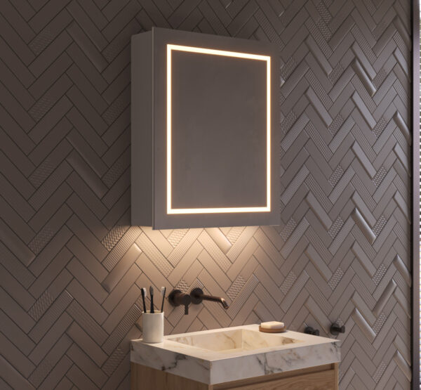 Deze fraaie design spiegelkast van aluminium is van alle gemakken voorzien, zoals verlichting, spiegelverwarming, stopcontact met USB, soft close scharnieren en een handige aan-uit sensor schakelaar
