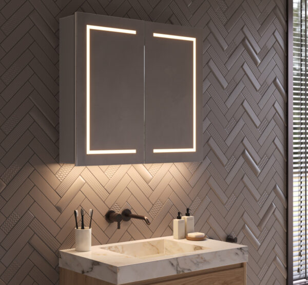 Deze stijlvolle, design spiegelkast van aluminium is van alle gemakken voorzien, zoals verlichting, spiegelverwarming, stopcontact met USB, soft close scharnieren en een handige aan-uit sensor schakelaar
