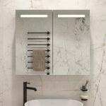 Luxe aluminium badkamer spiegelkast, uitgevoerd met verlichting, spiegelverwarming en 2 geaarde stopcontacten