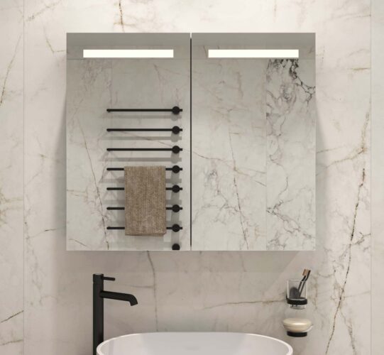 Luxe aluminium badkamer spiegelkast, uitgevoerd met verlichting, spiegelverwarming en 2 geaarde stopcontacten