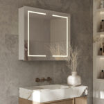 Stijlvolle badkamer spiegelkast, uitgevoerd met verlichting, spiegelverwarming, 2 geaarde stopcontacten en een geïntegreerde make-up/ scheer spiegel