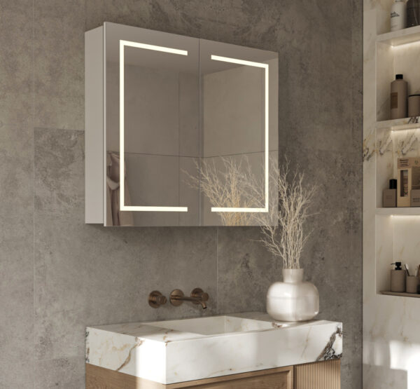 Stijlvolle badkamer spiegelkast, uitgevoerd met verlichting, spiegelverwarming, 2 geaarde stopcontacten en een geïntegreerde make-up/ scheer spiegel
