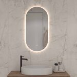 Verticale ovale badkamerspiegel met ingebouwde verlichting, spiegelverwarming en dubbele touch schakelaar met dimfunctie en instelbare lichtkleur
