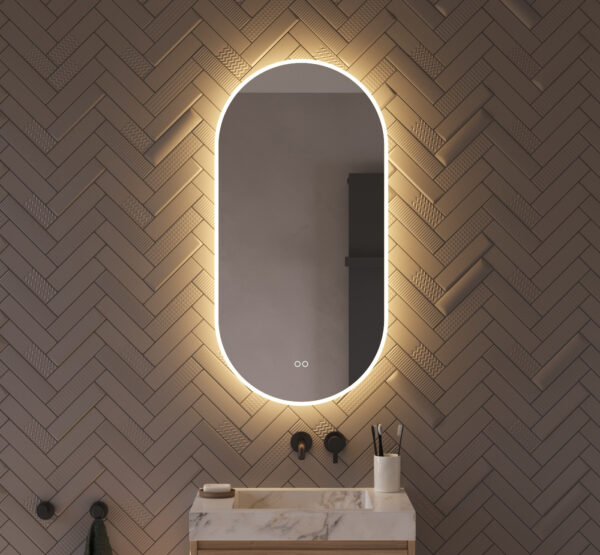 Deze verticale ovale spiegel voor in de badkamer is van alle gemakken voorzien, zoals: geïntegreerde verlichting en verwarming, dimfunctie, instelbare lichtkleur en dubbele touch bediening