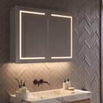 Deze luxe, aluminium spiegelkast is van alle gemakken voorzien, zoals: geïntegreerde verlichting, spiegelverwarming, 2 geaarde stopcontacten met USB, make-up spiegel en sensor bediening