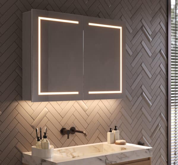 Deze luxe, aluminium spiegelkast is van alle gemakken voorzien, zoals: geïntegreerde verlichting, spiegelverwarming, 2 geaarde stopcontacten met USB, make-up spiegel en sensor bediening