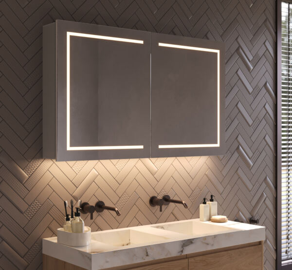 Deze stijlvolle aluminium spiegelkast is een ware eyecatcher voor in de badkamer en tevens van alle gemakken voorzien