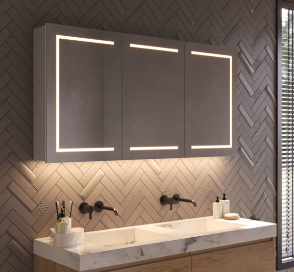 Moderne spiegelkast voor in de badkamer, van alle gemakken voorzien, zoals: verlichting, spiegelverwarming, dubbel stopcontact met USB en sensor bediening