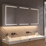 Luxe aluminium badkamer spiegelkast, voorzien van praktische verlichting in de deuren en sfeerverlichting aan de onderzijde