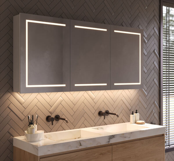 Luxe aluminium badkamer spiegelkast, voorzien van praktische verlichting in de deuren en sfeerverlichting aan de onderzijde