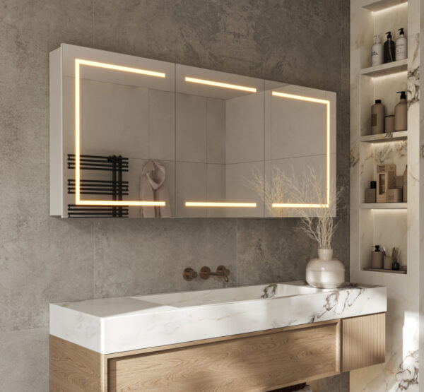 Deze 3 deurs badkamer spiegelkast is van alle gemakken voorzien, zoals: geïntegreerde verlichting en spiegelverwarming in de deuren, stopcontacten met USB, geïntegreerde make-up spiegel en een sensor schakelaar