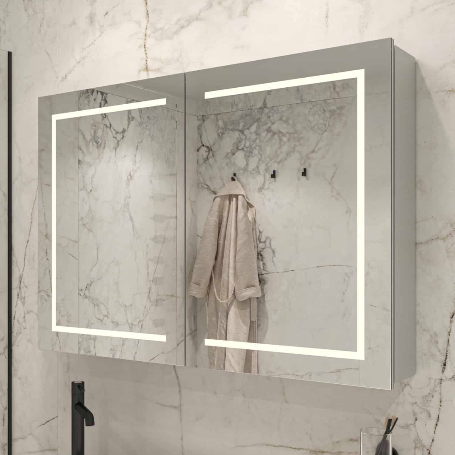 Bij deze aluminium spiegelkast is zowel de verlichting als de verwarming volledig in de deuren geïntegreerd