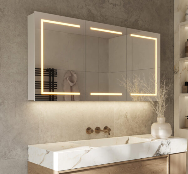 Moderne spiegelkast voor in de badkamer, van alle gemakken voorzien, zoals: verlichting, spiegelverwarming, dubbel stopcontact met USB en sensor bediening
