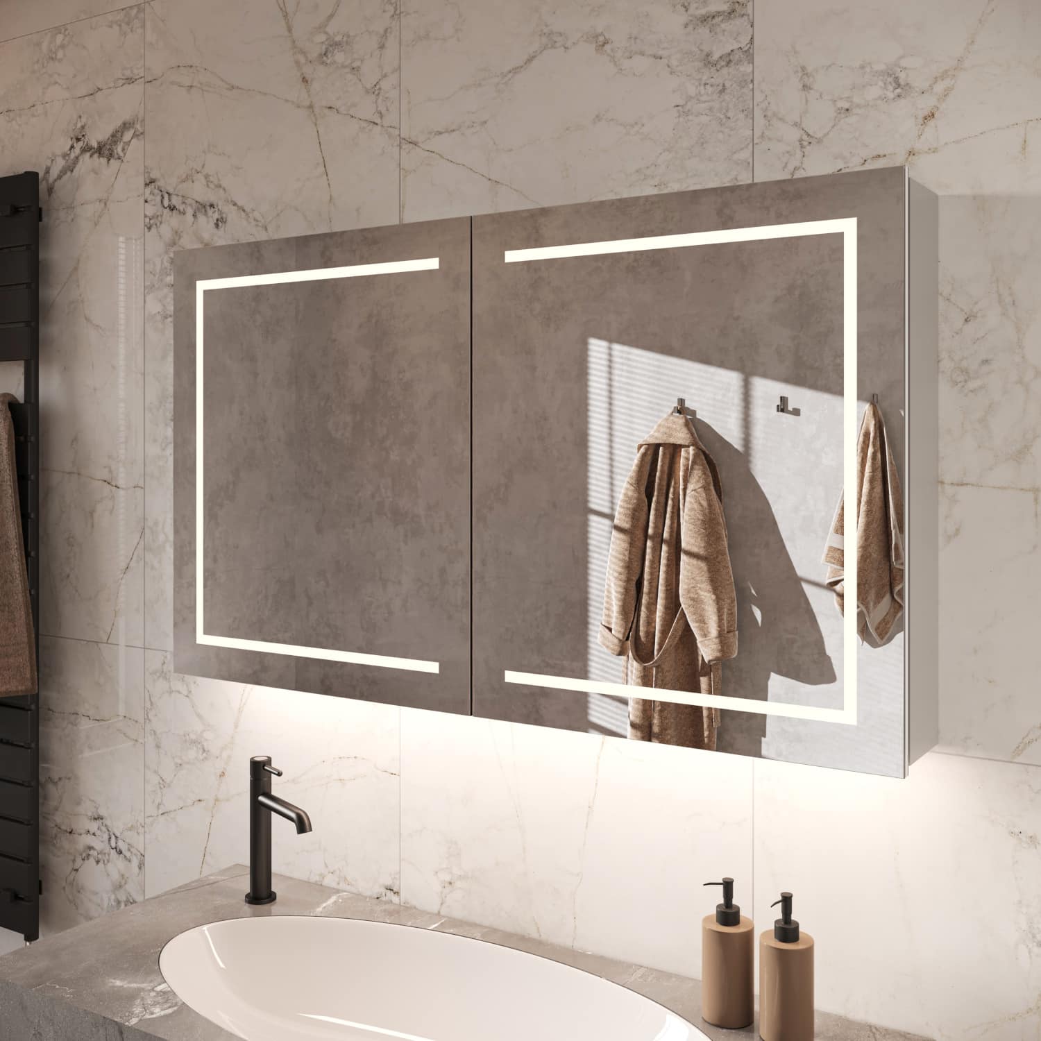 Bij deze aluminium spiegelkast is zowel de verlichting als de verwarming volledig in de deuren geïntegreerd
