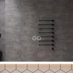 Uitgevoerd met een dubbele touch schakelaar in het spiegelglas; linker touch knop voor het gelijktijdig in- en uitschakelen van de verlichting en de verwarming, inclusief geïntegreerde dimfunctie voor de verlichting, rechter touch knop om traploos de gewenste kleur van de verlichting in te stellen