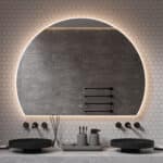 Fraaie organische badkamerspiegel, voorzien van verlichting, spiegelverwarming en een dubbele touch schakelaar met dimfunctie en instelbare lichtkleur