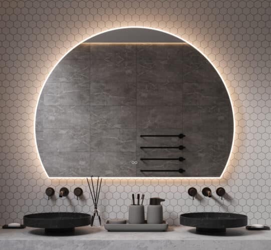 Fraaie organische badkamerspiegel, voorzien van verlichting, spiegelverwarming en een dubbele touch schakelaar met dimfunctie en instelbare lichtkleur